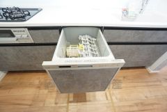炊事時間を大幅に短縮できる食器洗浄乾燥機付き＾＾食器を洗う手間が減るので家族とのコミュニケーションの時間や自分の時間が増えますね。