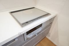 お手入れのしやすいIHクッキングヒーターです。3口コンロなので、効率よくお料理が楽しめます。毎日のお料理も楽しくなりますね＾＾