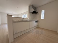 対面式キッチンなのでリビングにいるご家族とコミュニケーションを取りながら洗い物や、お料理が楽しめそうですね＾＾