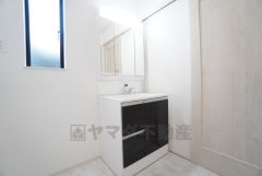 三面鏡裏収納付き洗面化粧台です＾＾ 歯磨きセットやスキンケア用品などの収納に便利ですね。 生活感も隠すことができ、来客時にも安心です。