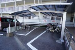 屋根付き駐輪場なので、雨の日も自転車を安心して保管できます。通勤・通学に自転車を使う方にも便利です＾＾