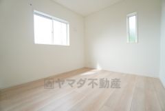 主寝室としてお使いいただけそうなこちらのお部屋は、日当たりが良く、爽やかな風を感じて起きる朝は、快適生活の始まりに。
