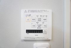 浴室暖房乾燥機には、暖房、乾燥、涼風、換気の4つの機能が付いています。タイマー付きです。換気・雨の日の洗濯も安心です＾＾