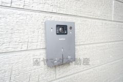 防犯はもちろん、セールスマン対策にもなるモニター付きインターホンです。お子さん1人での留守番時にも活躍しそうです。