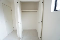 洋室にはハンガーパイプ付きのクローゼットが設けられています。たっぷり収納できるので衣替えの心配もいりませんね＾＾