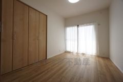 5.2帖。採光を確保した明るい室内は、風通しも良く、大変居心地の良い空間となっております。日当たりがよく、子供部屋としての利用もおすすめ。