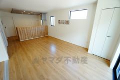 キッチン上部は折下げ天井のアクセントクロスでお洒落な空間です＾＾