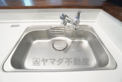 大きなお鍋も楽々洗える幅の広いシンクです＾＾ステンレスシンクなので簡単にお掃除できますよ。洗剤やスポンジもすっきりできる収納付き。