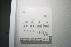 浴室暖房乾燥機付き。天候に左右されず、いつでも好きなときに洗濯物を干せるので、仕事や家事で忙しい方に重宝します。