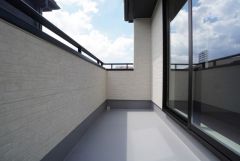 南側に面したバルコニーは日当たり良好です。お洗濯物も気持ちよく干せそうです。日光浴をしたり、星を眺めたりも良いですね^^