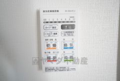 浴室暖房乾燥機には、暖房、乾燥、涼風、換気の4つの機能が付いています。タイマー付きです。換気・雨の日の洗濯も安心です＾＾