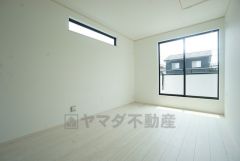 バルコニーに面した洋室です。大きな窓からやわらかな陽が差し込む明るいお部屋です。寝室としてもおすすめです。
