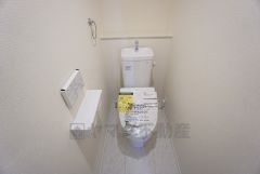 ウォシュレット、暖房便座、節電・節水機能など、使い勝手のよい高機能トイレです。