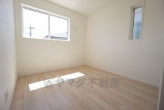 5帖。2面採光を確保した明るい室内は、風通しも良く、大変居心地の良い空間となっております。日当たりがよく、子供部屋としての利用もおすすめ。