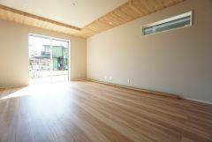 大きな窓のあるリビングは、陽光あふれる明るい空間です。居心地良く、ご家族皆がゆったり寛げる憩いの空間となりそうです。