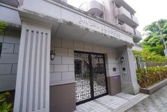 エントランスはオートロックを採用＾＾きれいに保たれたエントランスが安らぎに満ちた暮らしへ誘います＾＾