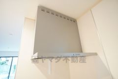 コンロ上には換気扇完備＾＾すぐ横に小窓が設けられているので、換気扇と合わせてWで換気できます＾＾