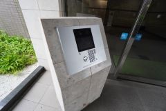 エントランスはモニター付きオートロックを採用＾＾ 来訪者を確認してから解錠できる安心の住まいです＾＾