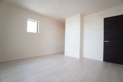 ご夫婦お二人のプライベートシーンを演出する寝室は、大容量のウォークインクローゼット付き。