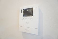 防犯はもちろん、セールスマン対策にもなるモニター付きインターホンです。お子さん1人での留守番時にも活躍しそうです。