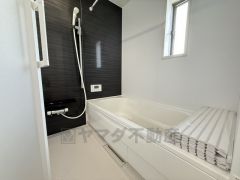 1日の疲れを癒すくつろぎのバスルーム。足を伸ばしてもゆったりと入れるサイズです。お子様と一緒にお風呂に入っても狭くないですね＾＾