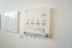 浴室暖房乾燥機には、暖房、乾燥、涼風、換気の4つの機能が付いています。タイマー付きです。換気・雨の日の洗濯も安心です＾＾