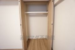 洋室にはハンガーパイプ付きのクローゼットが設けられています。たっぷり収納できるので衣替えの心配もいりませんね＾＾ 