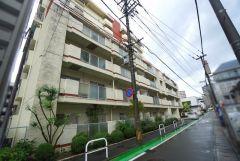 車通りは少なく安心安全です＾＾ 都心へのアクセス良好。スーパーやコンビニなども近く周辺環境充実。 快適でゆとりのある生活空間で新生活を始めましょう^^
