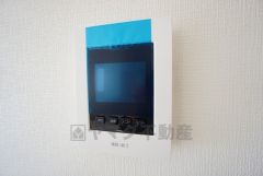 防犯性もばっちり、TVモニター付きインターフォン完備。大きなモニターで玄関先を確認できます。録画機能が付いているので不在時の訪問者も確認できて安心です^^