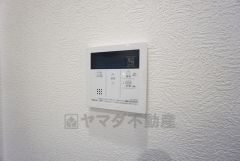 キッチン横からお湯張り、追い炊き、足し湯がボタン一つで楽々操作できる給湯機リモコンです＾＾忙しい夕飯の準備の時間帯に重宝しますね。