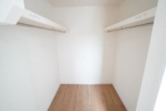 収納力豊富なウォークインクローゼット。洋服や小物などを1箇所にまとめて美しい収納を実現します。スーツケースのような大型の荷物も置けます＾＾