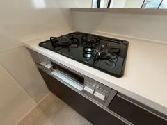 3種類の料理が同時に調理できる、3口ガスコンロ。忙しい夕食の支度時間が短縮できて効率よくお料理が楽しめます。