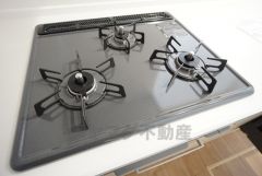 3種類の料理が同時に調理できる、3口ガスコンロ。忙しい夕食の支度時間が短縮できて効率よくお料理が楽しめます。