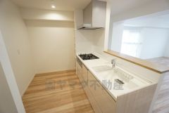 対面式キッチンなのでリビングにいるご家族とコミュニケーションを取りながら洗い物や、お料理が楽しめそうですね＾＾