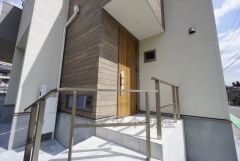 家の顔となる玄関はデザインクロスを使用しおしゃれに仕上げました＾＾屋根があるので雨の日も安心してカバンの中から鍵が探せますね＾＾