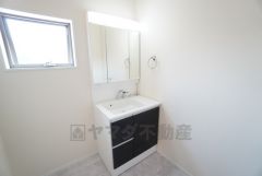 三面鏡つき洗面台。収納も一体型になっているので、ドライヤーやヘアアイロンの置き場に困りませんね＾＾