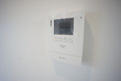 防犯性もばっちり、TVモニター付きインターホン完備。来訪者の顔が見えるので、安心＾＾お子さん1人での留守番時にも活躍しそうです。