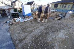 現地（2026年1月）撮影。 2号棟。 駐車スペースは2台分を確保（車種による）。マイカー用に、お客さま用に、余裕を持ってご利用いただけます。