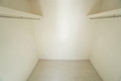 洋室にはハンガーパイプ付きのウォークインクローゼットが設けられています。たっぷり収納できるので衣替えの心配もいりませんね＾＾