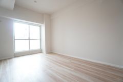 主寝室としてお使いいただけそうなこちらのお部屋は、日当たりが良く、爽やかな風を感じて起きる朝は、快適生活の始まりに。