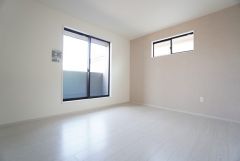 8帖。主寝室としてお使いいただけそうなこちらのお部屋は、日当たりが良く、爽やかな風を感じて起きる朝は、快適生活の始まりに。