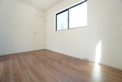 家具を選ばないナチュラルなフローリングとシンプルなクロスです＾＾