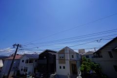 目の前に日差しを遮る建物がないので、日当たり＆風通し良好です＾＾心地よい自然の光や風を感じることができ、ほどよく開放感のある空間がつくれます。
