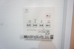 浴室暖房乾燥機には、暖房、乾燥、涼風、換気の4つの機能が付いています。タイマー付きです。換気・雨の日の洗濯も安心です＾＾