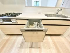 炊事時間を大幅に短縮できる食器洗浄乾燥機付き＾＾食器を洗う手間が減るので家族とのコミュニケーションの時間や自分の時間が増えますね。
