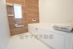 1日の疲れを癒すくつろぎのバスルーム。足を伸ばしてもゆったりと入れるサイズです。お子様と一緒にお風呂に入っても狭くないですね＾＾