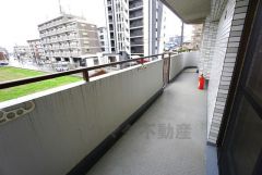角部屋＾＾南東・南西側のバルコニーに面しています＾＾目の前に日差しを遮る建物がないので日当たり良好です。お洗濯物がよく乾きそうですね。
