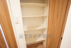 玄関ホールに可動棚タイプの収納付き。物が沢山集まりがちなリビング近くに収納スペースがあると便利ですね＾＾ 