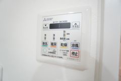 雨の日の洗濯も安心できる浴室暖房乾燥機付き浴室。リモコンで操作もボタン1つで簡単。