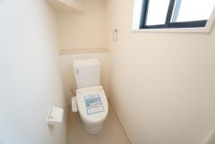 1階2階の2ヶ所にトイレがありますので、忙しい朝にも家族に気を使わず、ゆとりが生まれますね＾＾ 小窓付きで換気する時に便利です＾＾
